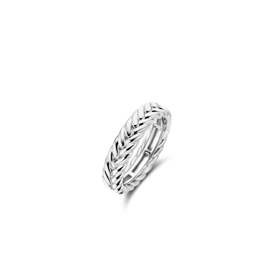 Deze TI SENTO zilveren ring 12263SI heeft in het design een elegant gevlochten patroon. De ring is vervaardigd uit 925 sterling zilver en gecoat met een stevige laag platinum om het materiaal te beschermen en de glans te behouden. Een tijdloos ontwerp, perfect als solo accessoire in je look of gecombineerd met je andere favoriete accessoires.