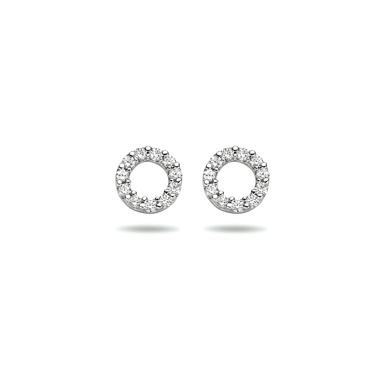 Beschrijving: Stijlvolle witgouden oorknoppen met een schitterende rijzetting van zirkonia. Deze oorknoppen zijn perfect te combineren met bijpassende sieraden uit onze collectie. Zo creeer je een stijlvolle sieraden set.
Verpakt per: 1
Doelgroep: dames
Zetting: entourage (rijzetting)