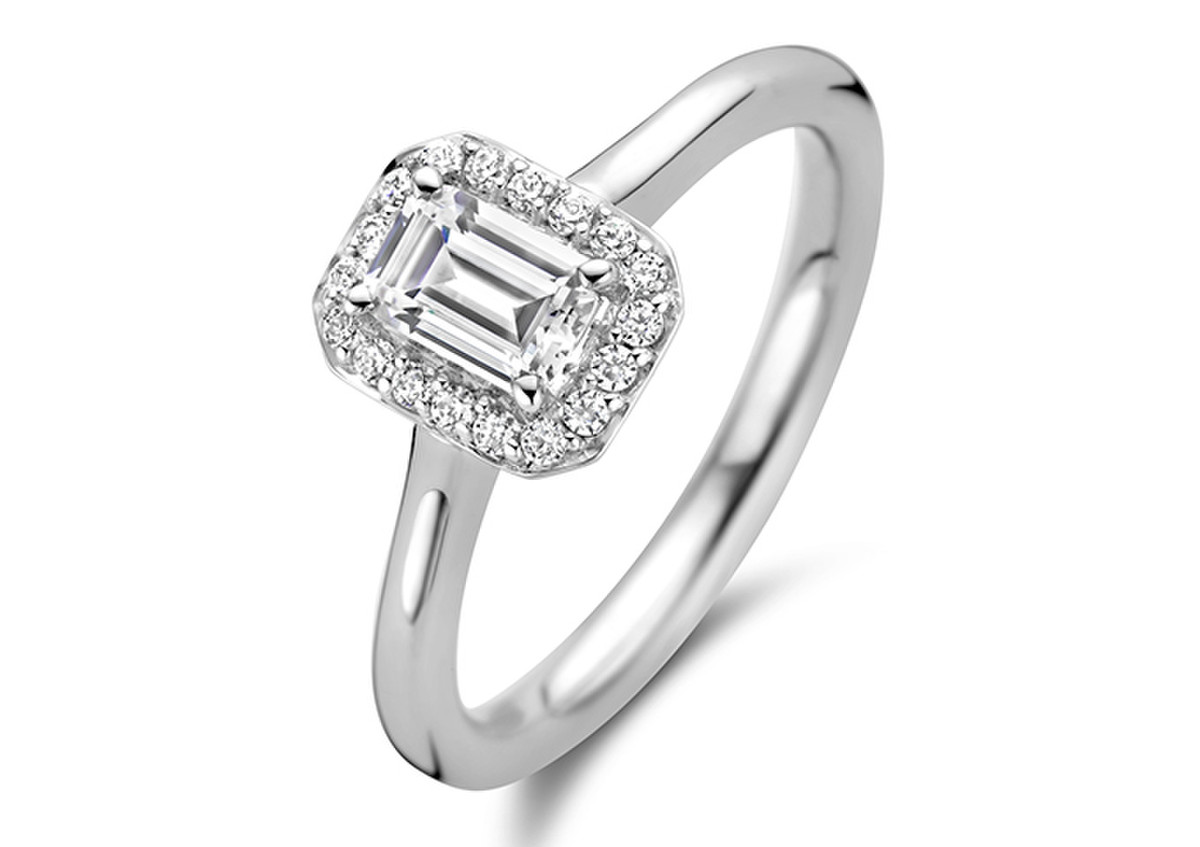 Deze prachtige Moments ring 15150AW/54 heeft een elegante en tijdloze uitstraling met een subtiel design. Het is gemaakt van hoogwaardig materiaal zilver en bevat schitterende zirkonias die zorgen voor een luxueuze uitstraling. Het is perfect te combineren met zowel alledaagse als formele outfits, waardoor het een veelzijdig accessoire is. Draag het om je pols voor een stijlvolle finishing touch bij elke gelegenheid.