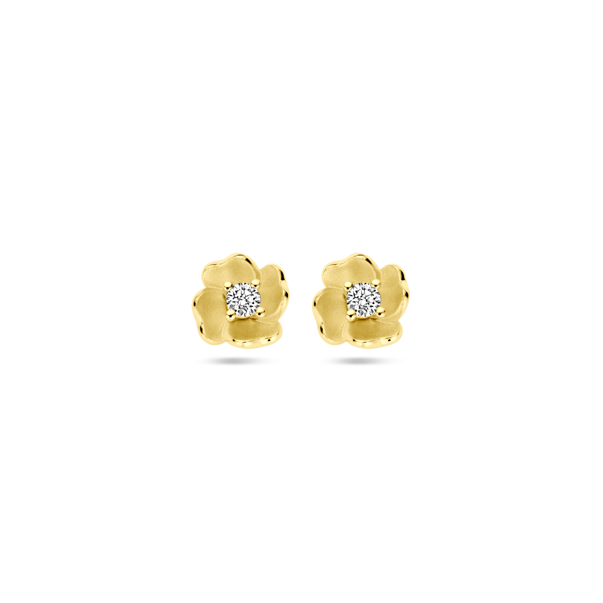 14k Geelgouden oorknoppen uitgevoerd in de vorm van een bloem met diamant. De oorknoppen hebben een afmeting van 7x7mm. Het totale diamantgewicht is 0.10ct.