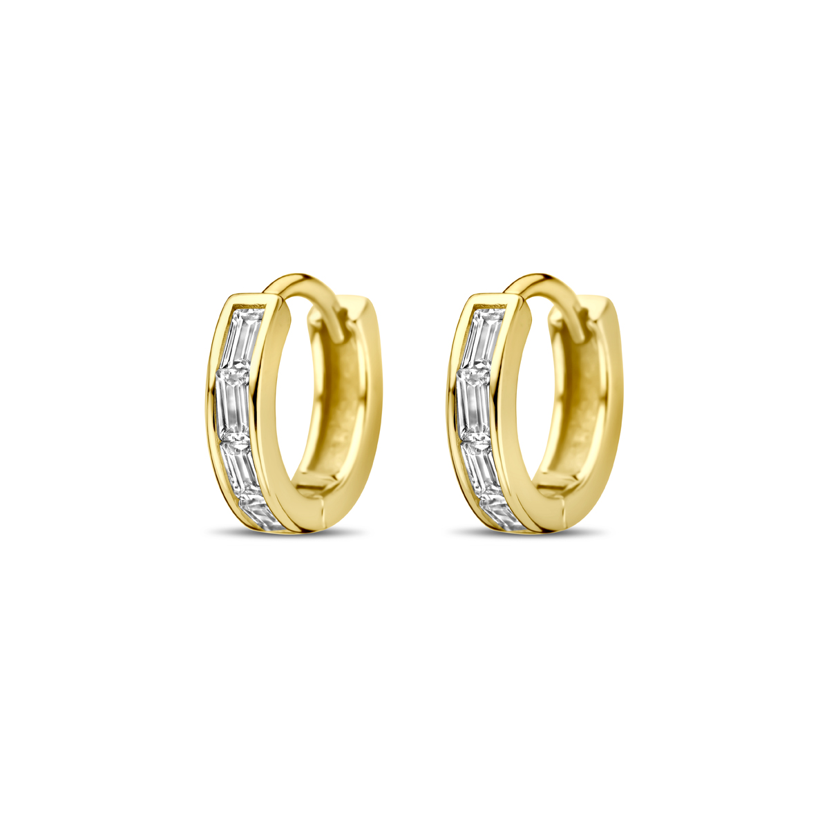 Geelgoud op 925 zilveren klapoorringen uitgevoerd met zirkonia. De oorringen hebben een diameter van 10mm. Geen garantie op plating.