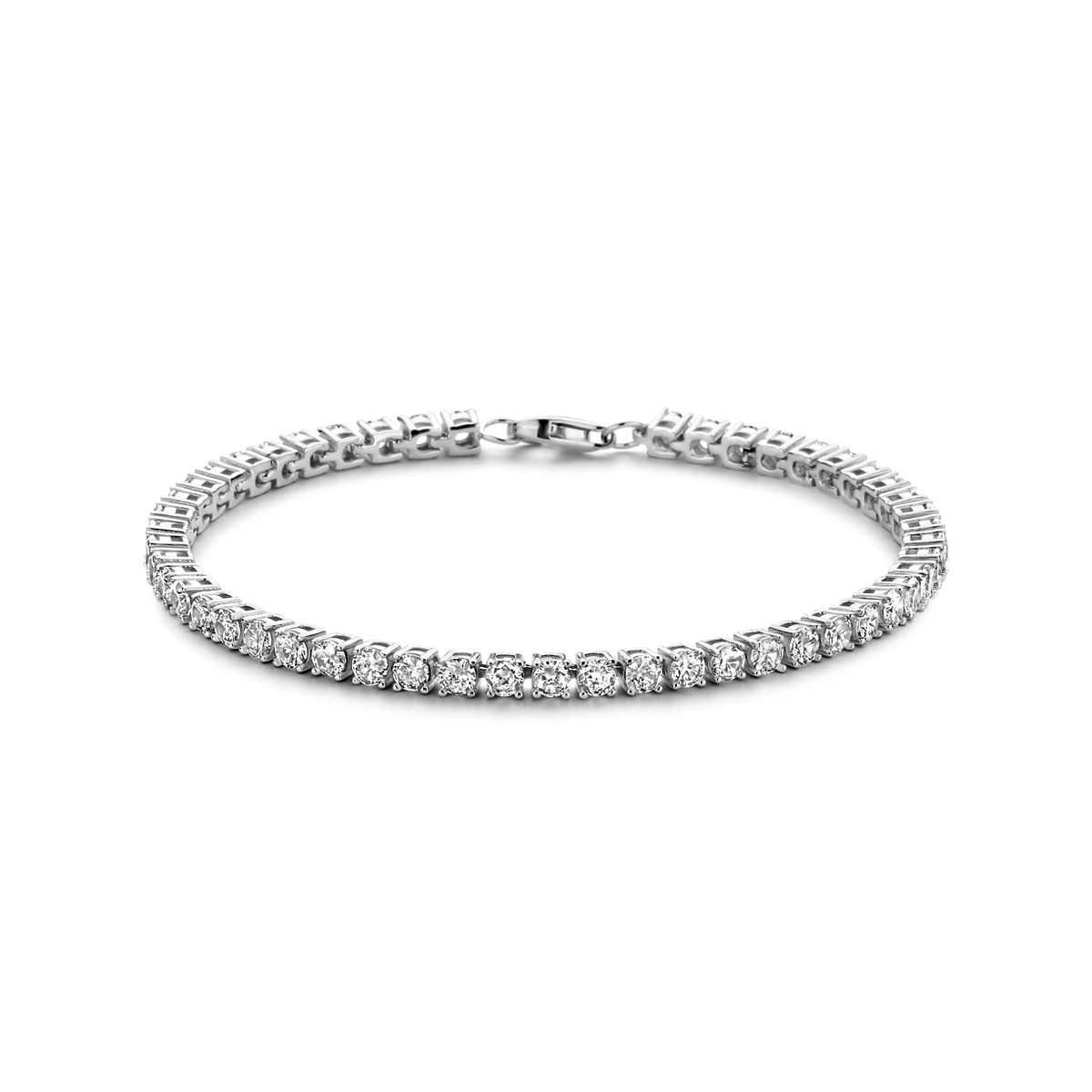 Gerhodineerd 925 zilveren tennisarmband uitgevoerd met zirkonia. De armband heeft een schakelbreedte van 3mm en een draaglengte van 18.5cm.