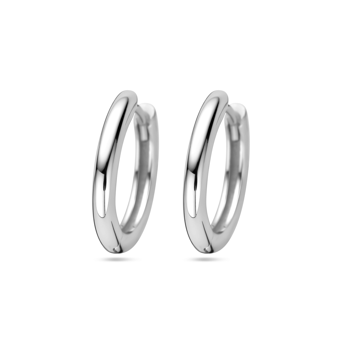 Beschrijving: Gerhodineerd zilveren klapcreolen met een diameter van 15mm uitgevoerd met een stevige scharniersluiting. Een goede garderobe begint bij de basis en ditzelfde geldt voor een tijdloze sieradencollectie! Deze basic klapcreolen passen bij iedere outfit en zijn met veel andere sieraden te combineren.
Doelgroep: dames
Breedte: 2 mm