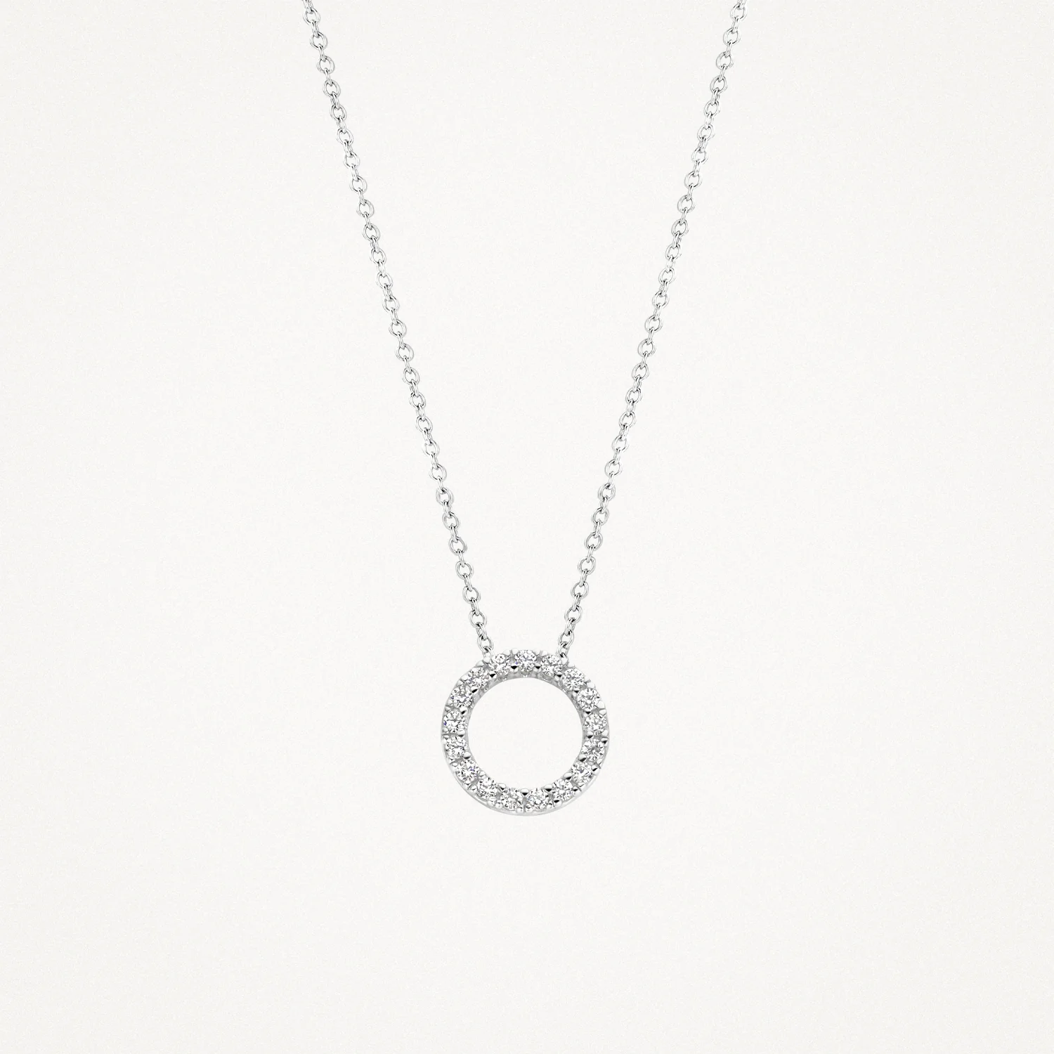 Dit sprankelende collier van 14k witgoud heeft een ronde hanger met zirkonia’s. Door de bevestiging ligt de hanger met een doorsnede van 7,3 mm altijd plat op de hals. Het collier heeft een lengte van 42 cm en is mooi alleen te dragen of in combinatie met andere sieraden uit onze collectie.