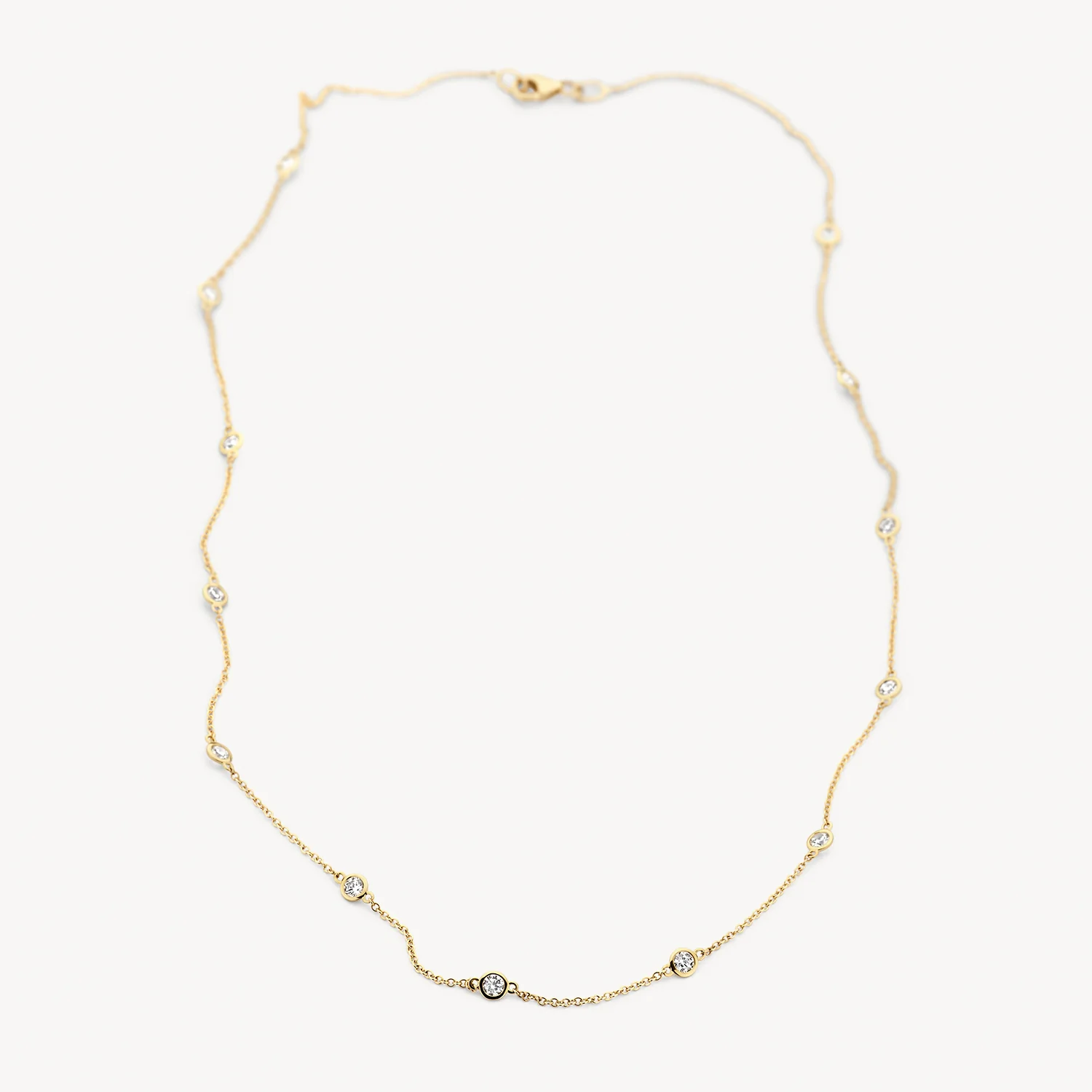 Glinsterende zirkonia in gladomzetting (3,4 mm) en 14k geelgoud maken van dit collier een geraffineerde eyecatcher. Mooi op zichzelf of mix en match met andere sieraden uit onze collectie, bijvoorbeeld met armband 2237YZI