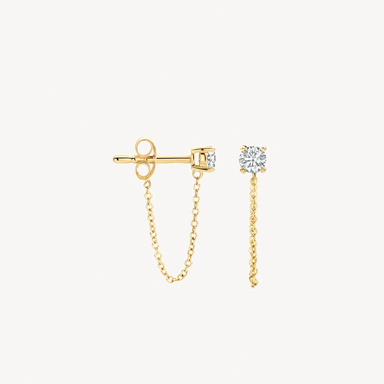Deze 14k geelgouden oorknoppen met zirkonia brengen de traditionele oorsteker samen met een subtiel kettinkje voor een speels effect. De oorknoppen hebben een doorsnede van 3 mm en zijn mooi op zichzelf of gematcht met andere (oor)sieraden