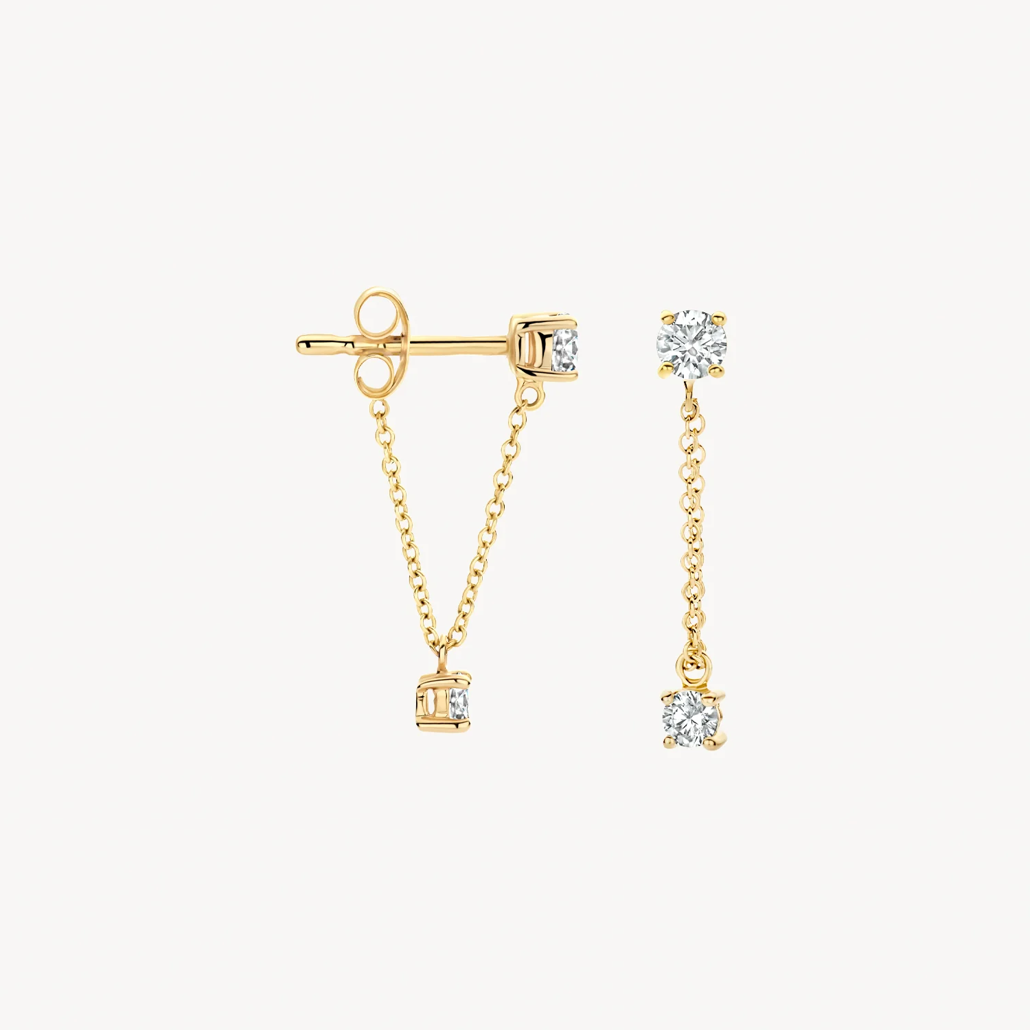 Deze oorknoppen van 14k geelgoud hebben een bijzonder design waarbij twee zirkonia’s in chatonzetting met elkaar verbonden zijn door een schakelkettinkje. Een blikvanger als je ze alleen draagt maar ook mooi te combineren met ander (oor)sieraden uit onze collectie. 