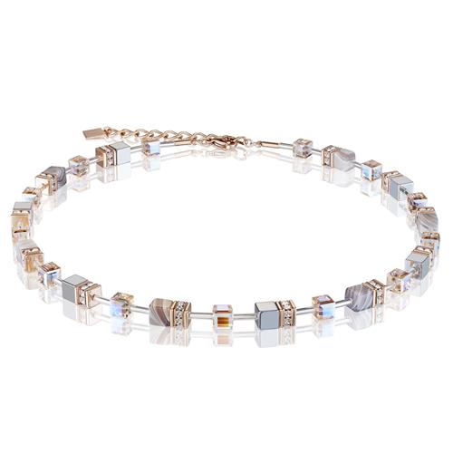 Een prachtig collier van Coeur de Lion met Botswana agaat, hematiet, Swarovski kristal, strass en rosé-plated edelstaal. Uit de nieuwe schitterende winter collectie. Een klassieker in geometrische vormen en natuurstenen.
Coeur de Lion is een Duits merk wat streeft naar kwaliteit. Alles wat ze ontwerpen wordt door hen zelf geproduceerd. De kleuren worden zorgvuldig gemixt en de geometrische vormen worden door mensenhanden aan elkaar geregen. Hierbij maken ze gebruik van het materiaal edelstaal in de vorm van draad, een verlengkettinkje en de fijne karabijn sluiting. Ook maken ze gebruik van vele andere materialen, waaronder de natuursteen Botswana agaat.

Bij ketting 4017/10-0230 hebben ze gekozen voor de kleuren rosé, AB kristal, champagne, Botswana en hematiet met een extra glans laagje. Hematiet is van zichzelf een zwart glanzende steensoort wat uit de grond gewonnen wordt. Bij Coeur de Lion maken ze hier veel gebruik van. Dit collier wordt pas echt speciaal door de toegevoegde Botswana. Dit is een agaat steen dat ook gewonnen wordt uit de natuur. Ze hebben deze natuurstenen geslepen in kleine blokjes van 6 bij 6 millimeter en de hoekjes hebben ze licht afgerond. De kleinere geslepen blokjes zijn gemaakt van Swarovski kristal.

De totale lengte van het collier is zo gekozen dat het door vele gedragen kan worden. De lengte die ze gebruiken is 42cm tot 47cm. Het bevat dus een verlengketting van 5cm lang.

Wacht niet tot het volgende feest, want deze ketting zal u nu al prachtig staan!