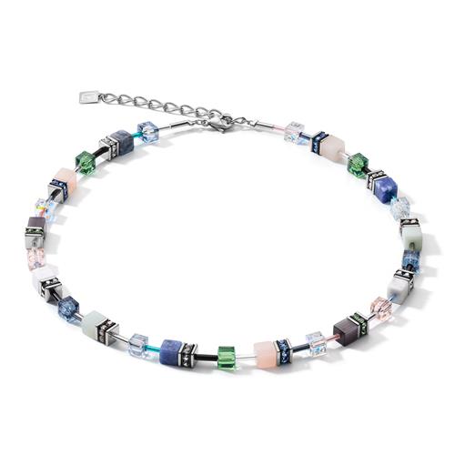 Dit collier uit het GeoCUBE®-assortiment van Coeur de Lion combineert edelstenen tot een prachtig ton-sur-ton sieraad natuurlijke kleuren. Het roestvrijstalen collier is geregen met howliet, sodaliet, roos aventurijn, amazoniet, synthetisch tijgeroog, Swarovski® kristallen, strass rondellen en roestvrij staal in zilverkleur.
