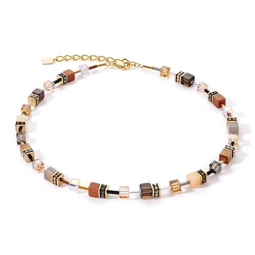 Chique bruin GeoCUBE®-model met natuurstenen uit de collectie van Coeur de Lion, nieuw in geschenkverpakking. Het vergulde collier is gemaakt van staal, geregen met natuursteen zoals rookquartz en aventurijn en geeft de drager een gevoel van harmonie. Gebruikte materialen zijn: bruin rookquartz, gebarsten bergkristal, roze aventurijn, synthetische tijgeroog, grijs agaat en goud zandsteen, gecombineerd met kristallen en strass rondellen geregen aan roestvrijstaal geelverguld.

Draaglengte van het collier is 41 cm + 6 cm verlengkettinkje, dus tot en met 47 cm. Dikte van het blokje is 0.6 cm 