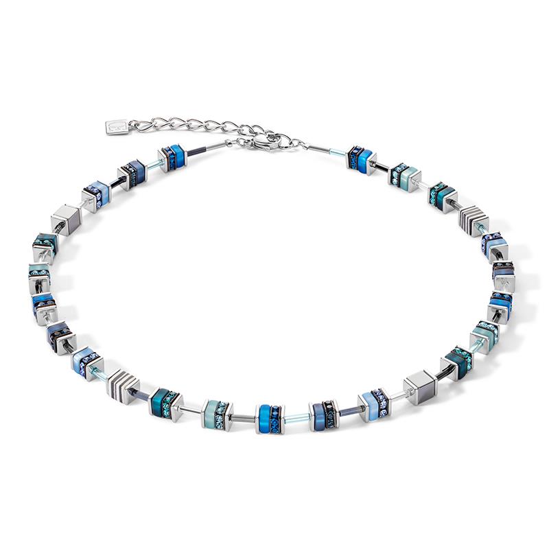 Roestvrijstalen ketting Blue uit de GeoCUBE collectie van Coeur de Lion, handgeregen in Duitsland, nieuw in geschenkverpakking. De ketting is geregen met blokjes in een prachtige, diepe kleur blauw, met kristallen en strassrondellen en zilverkleurige roestvrijstalen vierkante schijfjes. Het collier heeft en draaglengte van 41 tot en met 47 cm, dikte van de blokjes is 0,8 cm. 

Bijpassend armband en oorbellen zijn ook verkrijgbaar, bestel de hele set met korting om je look compleet te maken! 