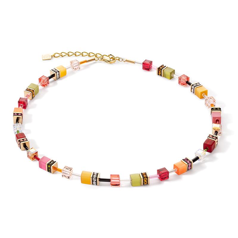 Kleurrijke ketting met de bekende GeoCUBES geïnspireerd door het Bauhaus-design in de kleur Multicolor Indian Summer uit de collectie van Coeur de Lion, handgeregen in Duitsland en nieuw in geschenkverpakking. De kubusketting onderscheidt zich door duidelijke vormen en expressieve kleuren van de nazomer en weerspiegelt de levendigheid van Coeur de Lion. 

Het collier is van verguld roestvrijstaal, geregen met blokjes van synthetisch tijgeroog en polaris in nazomer kleuren als licht groen, verschillende tinten oranje, okergeel gecombineerd met schitterende kristallen en strassrondellen. Tussen de blokjes hele fijne staafjes in verschillende kleurtjes. Draaglengte van het collier is 41 tot 47 cm, dikte van de blokjes is 0,6 cm, de dubbele blokjes 1 cm breed. 

Prachtige kleurencombinatie, het collier is onderdeel van een set maar natuurlijk ook prima los te dragen. 