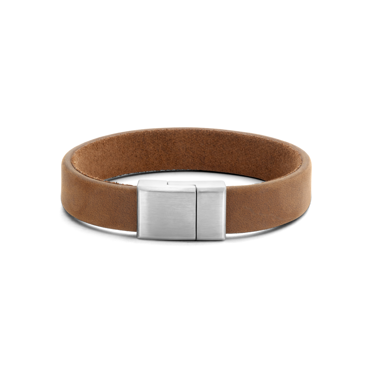 Bruin leren armband uitgevoerd met een stalen magneetsluiting. De armband heeft een breedte van 12mm.