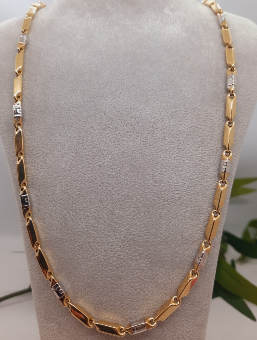 De gouden ketting met modelnummer BREA-JOY-0002880 is een prachtige 14-karaats gulden ketting van 65 cm lang en 4 mm breed. Deze ketting heeft een gewicht van 14,92 gram en is goud en zilver gekleurd. Perfect om elegant te dragen bij elke gelegenheid, of het nu casual of formeel is.
