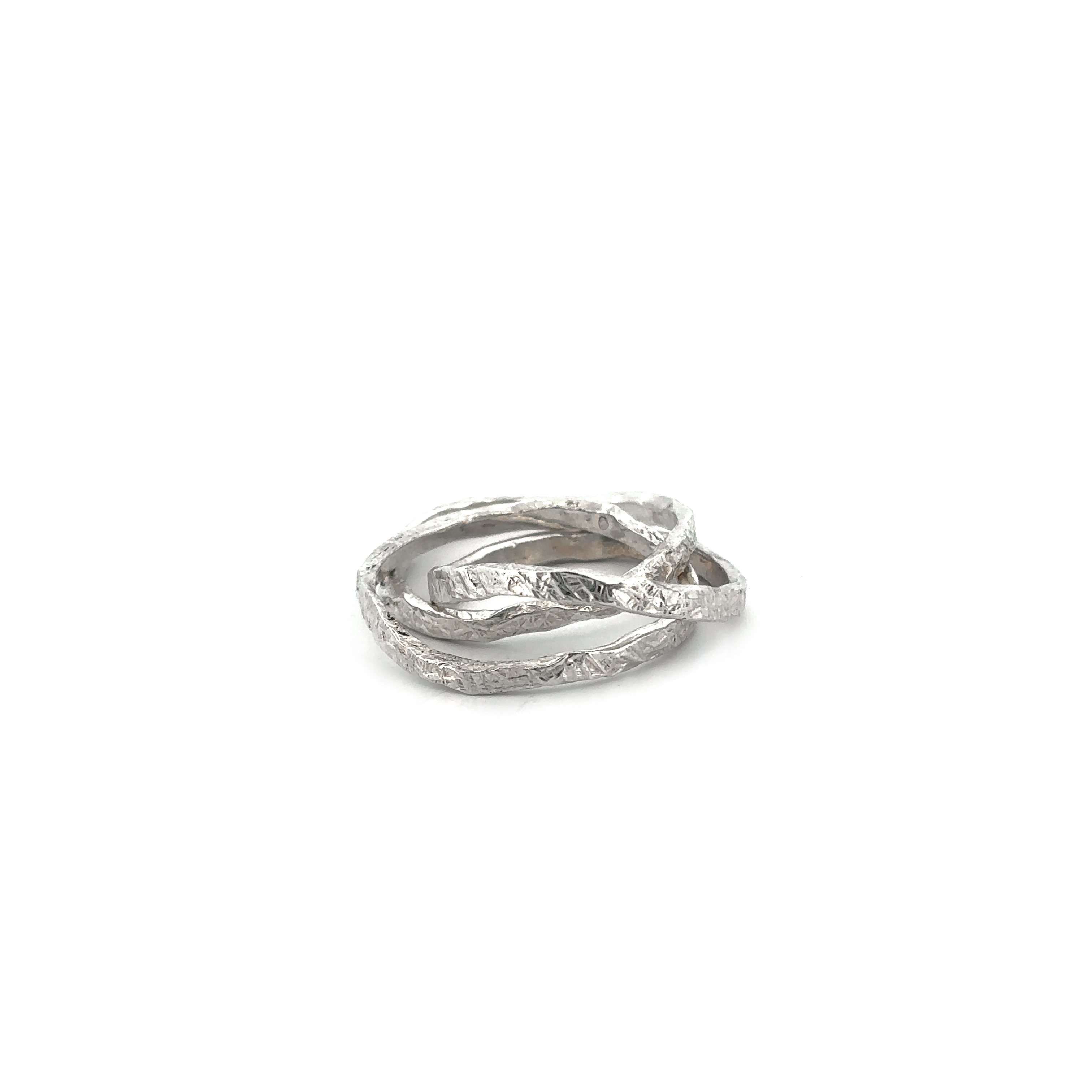 De 3 organische ringen zitten door elkaar heen voor een speels effect en hebben een bijzondere structuur.

Deze ring is te bestellen in maat 54/17

De ring kan op elke gewenste maat gemaakt worden. Echter na aanpassing van de ringmaat beschouwen we de ring als maatwerk. Mocht je twijfelen over de maat neem dan gerust contact op. 

Maak een afspraak en kom deze ring eens passen! Of bestel haar gelijk, dan sturen we deze mooi verpakt naar je toe.