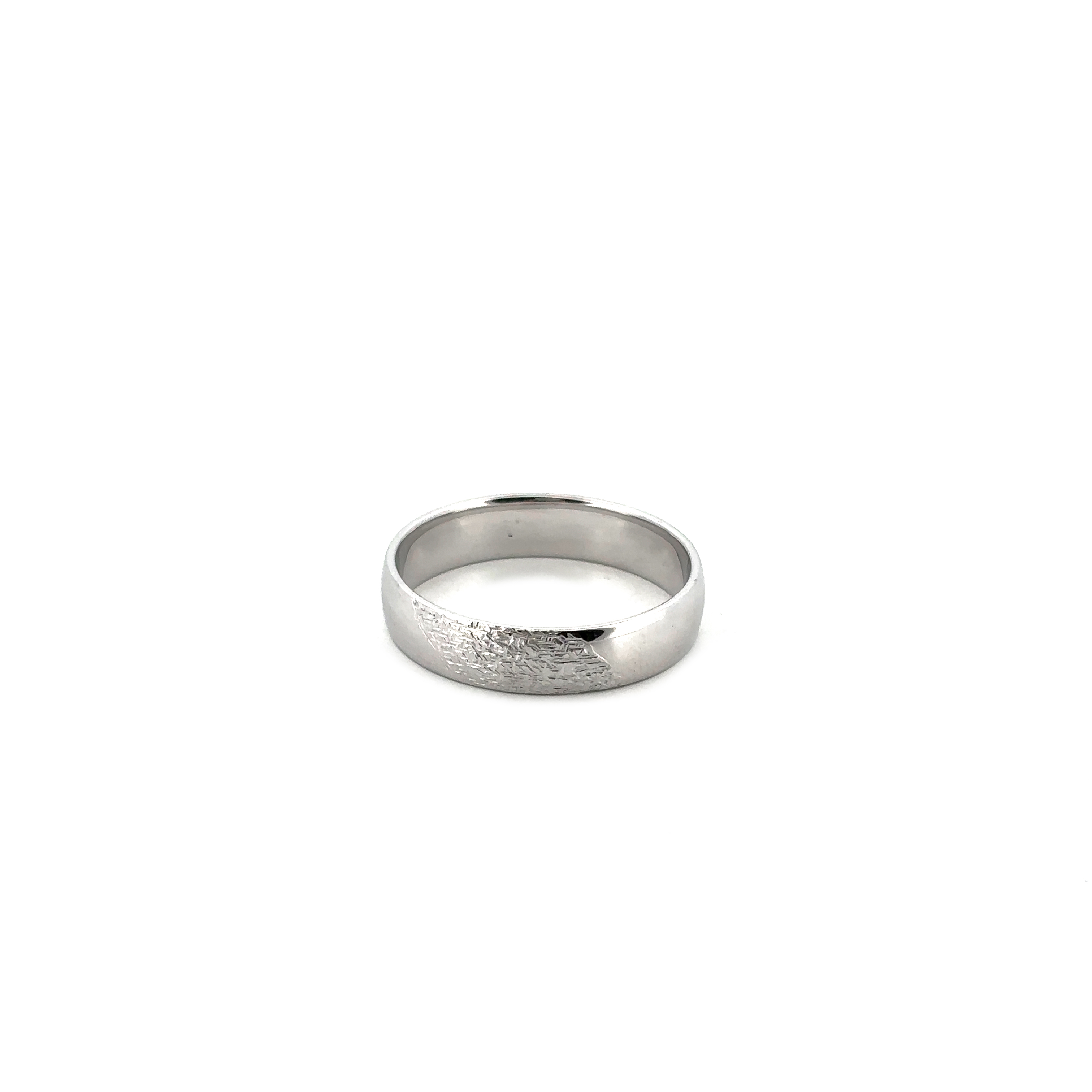 Deze prachtige ring van 5mm breed en 14 karaats palladium witgoud is voorzien van een unieke structuur die zorgt voor een elegante uitstraling. De ring is subtiel en stijlvol, perfect voor zowel dagelijks gebruik als speciale gelegenheden. Draag deze ring alleen of combineer hem met andere sieraden voor een trendy look. Een tijdloos stuk dat een vleugje glamour toevoegt aan elke outfit.
De ring is gerhodineerd, wat betekent dat er een extra beschermlaag van rhodium is aangebracht.

Deze ring is te bestellen in maat 63/20.

De ring kan op elke gewenste maat gemaakt worden. Echter na aanpassing van de ringmaat beschouwen we de ring als maatwerk. Mocht je twijfelen over de maat neem dan gerust contact op.  