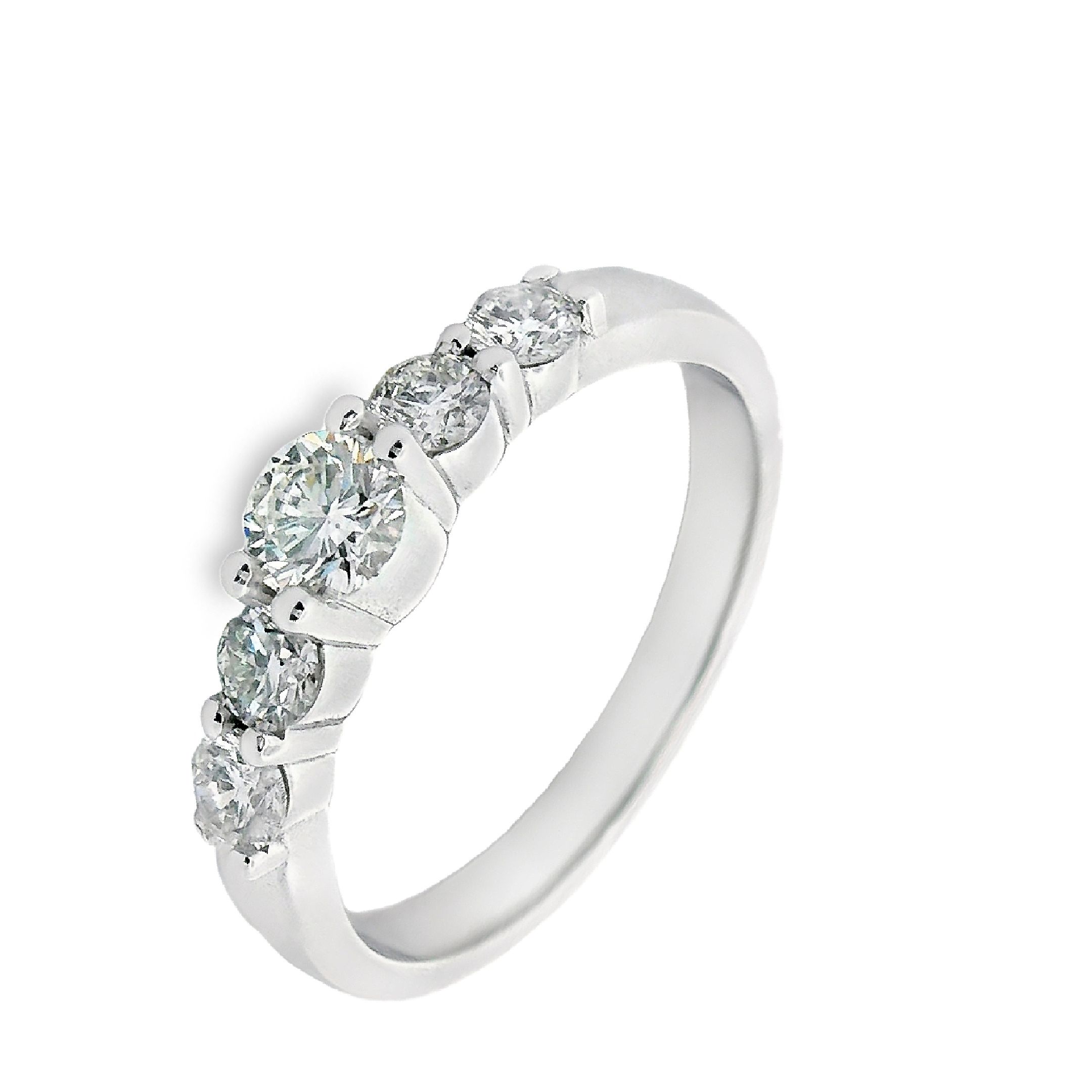 Deze ring van Louis Bros is vervaardigd uit 14 karaat witgoud (3.76 gr.) en is gezet met 5 briljant geslepen diamanten met een totaalgewicht van 0.65ct. De ring heeft een diameter van 4 mm, minimale breedte van 2 mm. en een hoogte van 3 mm. Deze ring bestaat uit onze lijn van exclusieve modellen sieraden met prachtige designs van hoge kwaliteit.
De ring is verkrijgbaar in meerdere afmetingen.

Verkrijgbaar vanaf 0.25crt .
Leverbare goudkleuren: 14/18kts geelgoud, 14/18kts witgoud, 14/18kts roségoud en alle bicolor combinaties.