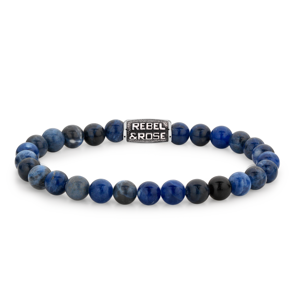 Natuurstenen armband van het merk Rebel & Rose. De armband heeft een hoogwaardige elastische stretch koord, blauwe 6mm Sodaliet natuurstenen beads en RVS slotje