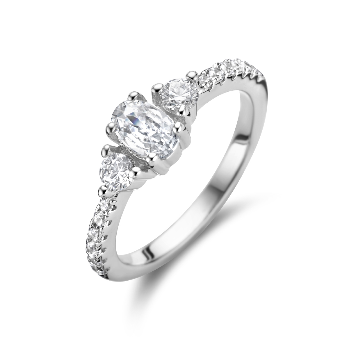 Gerhodineerd zilveren ring uitgevoerd met een schitterende zirkonia rij. De ring heeft een breedte van 6mm