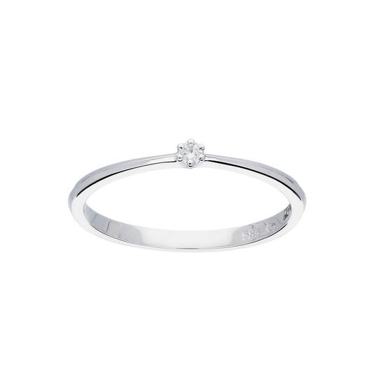 Deze prachtige witgouden ring is voorzien van een 0.03ct briljant geslepen diamant met een kleurgraad van G en een zuiverheid van SI. De ring heeft een tijdloos solitair ontwerp, waardoor de diamant optimaal tot zijn recht komt. Draag deze ring dagelijks als elegante toevoeging aan elke outfit, of als verlovingsring om uw speciale moment te markeren.