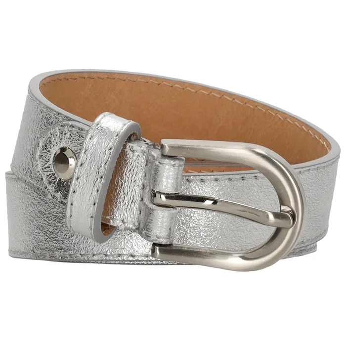 De Charm London Anna riem in donkerzilver is een stijlvolle en veelzijdige accessoire die elke outfit compleet maakt. De riem is voorzien van een elegante gesp en subtiele details, waardoor het een onmisbaar item is in je garderobe. Draag de riem om je taille voor een vrouwelijke touch, of combineer hem met een losse jurk voor een trendy look. De mogelijkheden zijn eindeloos!
