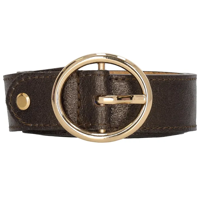 Deze prachtige Charm London Anna riem in donkerbruin is 95 cm lang en gemaakt van hoogwaardig materiaal. De riem is voorzien van een elegante gesp en kan op verschillende manieren gedragen worden, zoals om de taille, op de heupen of over een jurk of blouse. Voeg een vleugje stijl toe aan elke outfit met deze veelzijdige riem.