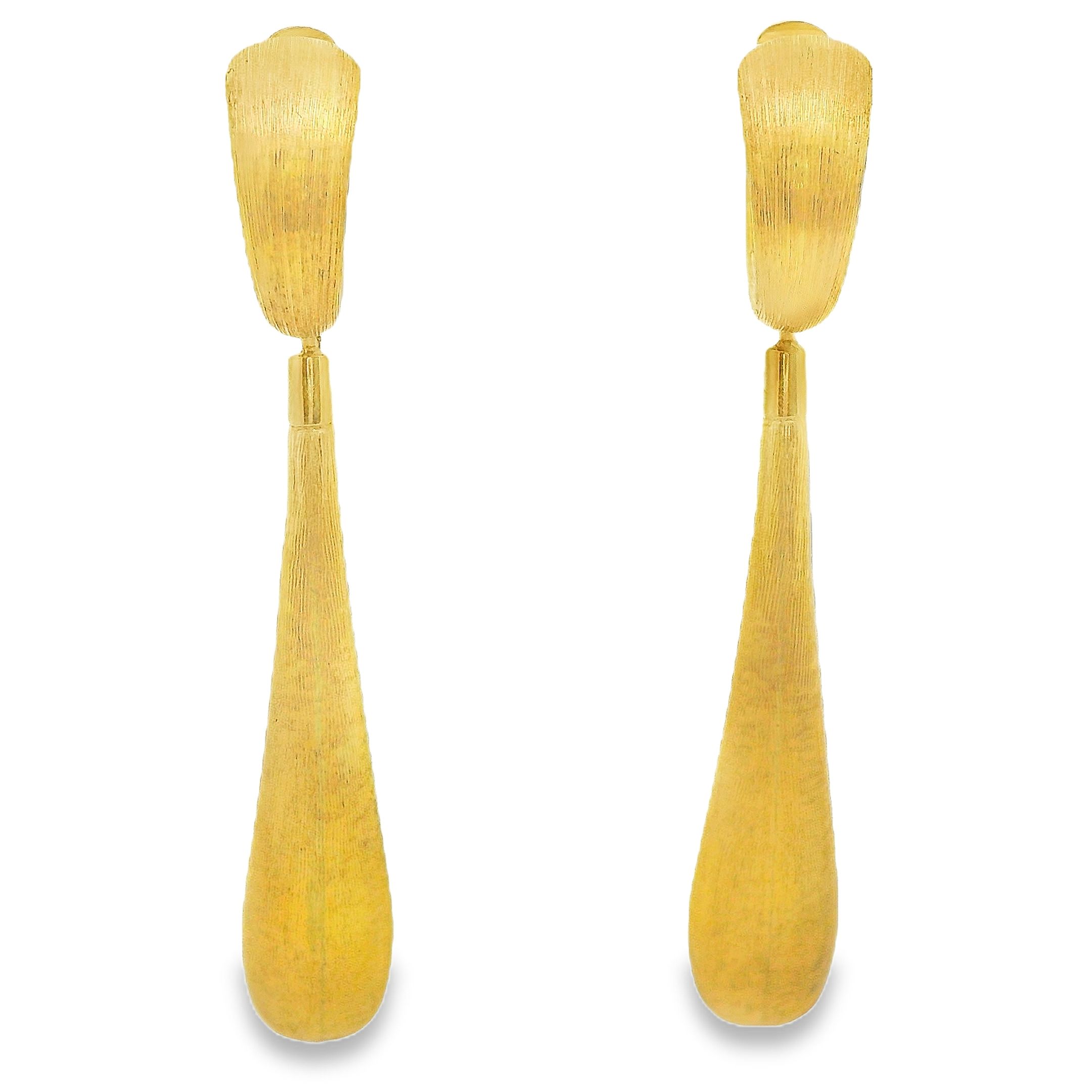 Deze oorsieraden van Louis Bros zijn vervaardigd uit 14 karaat geelgoud (10.63 gr.). De Oorsieraden hebben een lengte van 5 cm, en breedte van 7 mm. Deze verfijnde oorbellen combineren de tijdloze elegantie van geelgoud met een moderne, matte afwerking, waardoor ze een subtiel doch opvallend statement maken. Ideaal voor zowel dagelijks gebruik als speciale gelegenheden, voegen ze een vleugje verfijning en luxe toe aan elke outfit. De hoogwaardige 14 karaat goud garandeert niet alleen duurzaamheid, maar ook een blijvende glans, waardoor deze oorsieraden een waardevolle toevoeging zijn aan elke sieradencollectie.