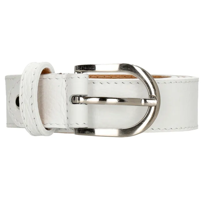 De Charm London Anna riem is gemaakt van hoogwaardig wit leer en heeft een lengte van 95 cm. Het is voorzien van een prachtige zilveren gesp die de riem een elegante uitstraling geeft. Deze riem kan op verschillende manieren gedragen worden, zoals over een jurk, blouse, of zelfs over een jas. Voeg een vleugje stijl toe aan elke outfit met deze veelzijdige riem.