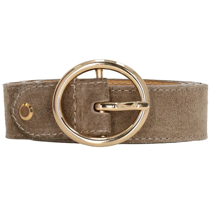 Deze Charm London Anna riem is gemaakt van hoogwaardig materiaal en heeft een lengte van 95 cm in een mooie donkertaupe kleur. De riem heeft een tijdloos ontwerp met een elegant gespsluiting, waardoor hij perfect is voor elke gelegenheid. Draag hem om je taille om je outfit een stijlvolle touch te geven. Een must-have accessoire voor elke look!