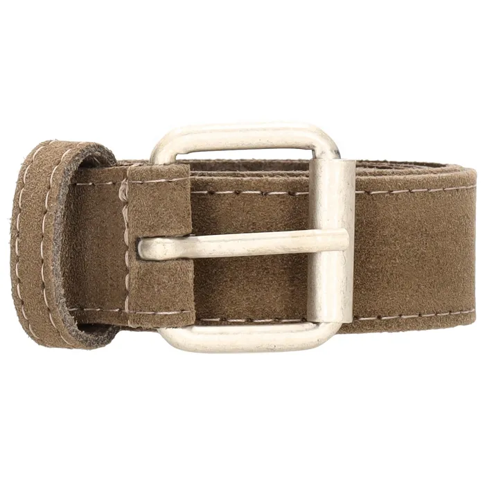 De ACCESSORIES: Hide & stitches El Paso riem in taupe is gemaakt van hoogwaardig leer en heeft een lengte van 105 cm. De riem is voorzien van mooie stiksels en heeft een tijdloos ontwerp dat perfect past bij elke outfit. Draag hem om je taille om een stijlvolle touch toe te voegen aan je look. Maak je outfit compleet met deze prachtige riem!