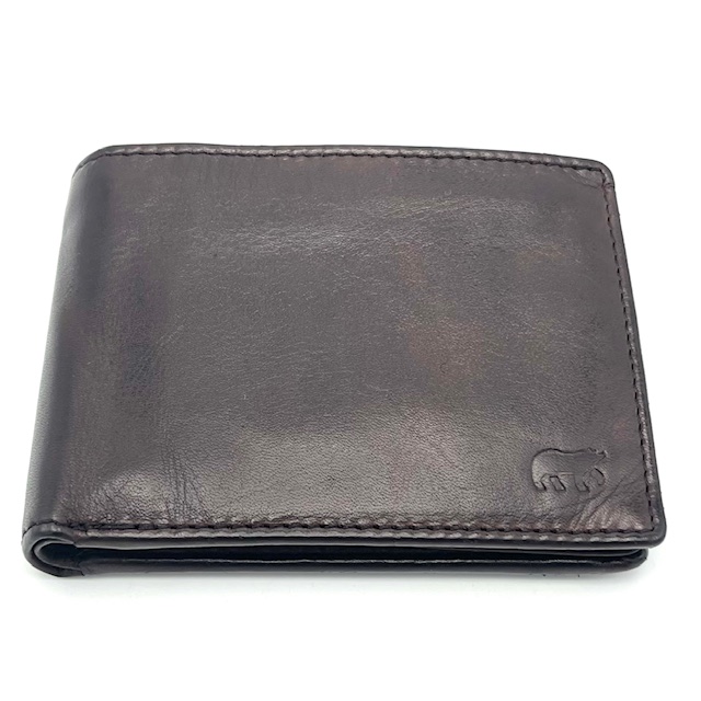 Bear Design Joep Portemonnee – D. Bruin(CL 18839)
Stijlvol, compact en praktisch – de perfecte accessoire voor elke dag.

Deze hoogwaardige leren portemonnee van Bear Design is een must-have voor wie houdt van stijl en functionaliteit. Het compacte model ‘Joep’ is uitgevoerd in een warme cognackleur en biedt verrassend veel opbergruimte in een slank design.

Met ruimte voor 9 pasjes (9cc), een apart vakje voor muntgeld, en twee ruime vakken voor papiergeld, heb je alles georganiseerd en direct bij de hand. Het duurzame leer zorgt niet alleen voor een luxe uitstraling, maar garandeert ook een lange levensduur.

Afmetingen:
Hoogte: 8 cm
Breedte: 11,5 cm
Diepte: 1,5 cm

Waarom kiezen voor Bear Design Joep?
✔ Gemaakt van hoogwaardig leer
✔ Tijdloos en stijlvol ontwerp
✔ Compact formaat – past in elke broekzak
✔ Ideaal als cadeau of voor eigen gebruik


