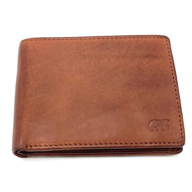 Deze ACCESSOIRE: BearDesign Joep cognac cl 18839 is gemaakt van hoogwaardig leer en heeft een stijlvol ontwerp met diverse vakken voor optimaal gebruiksgemak. Deze portemonnee is een must-have.

Portemonnee geschikt voor 9cc. Muntgeld en twee vakken voor papiergeld.

Afmetingen:
Hoogte 8cm x breed 11.5cm x diep 1.5cm