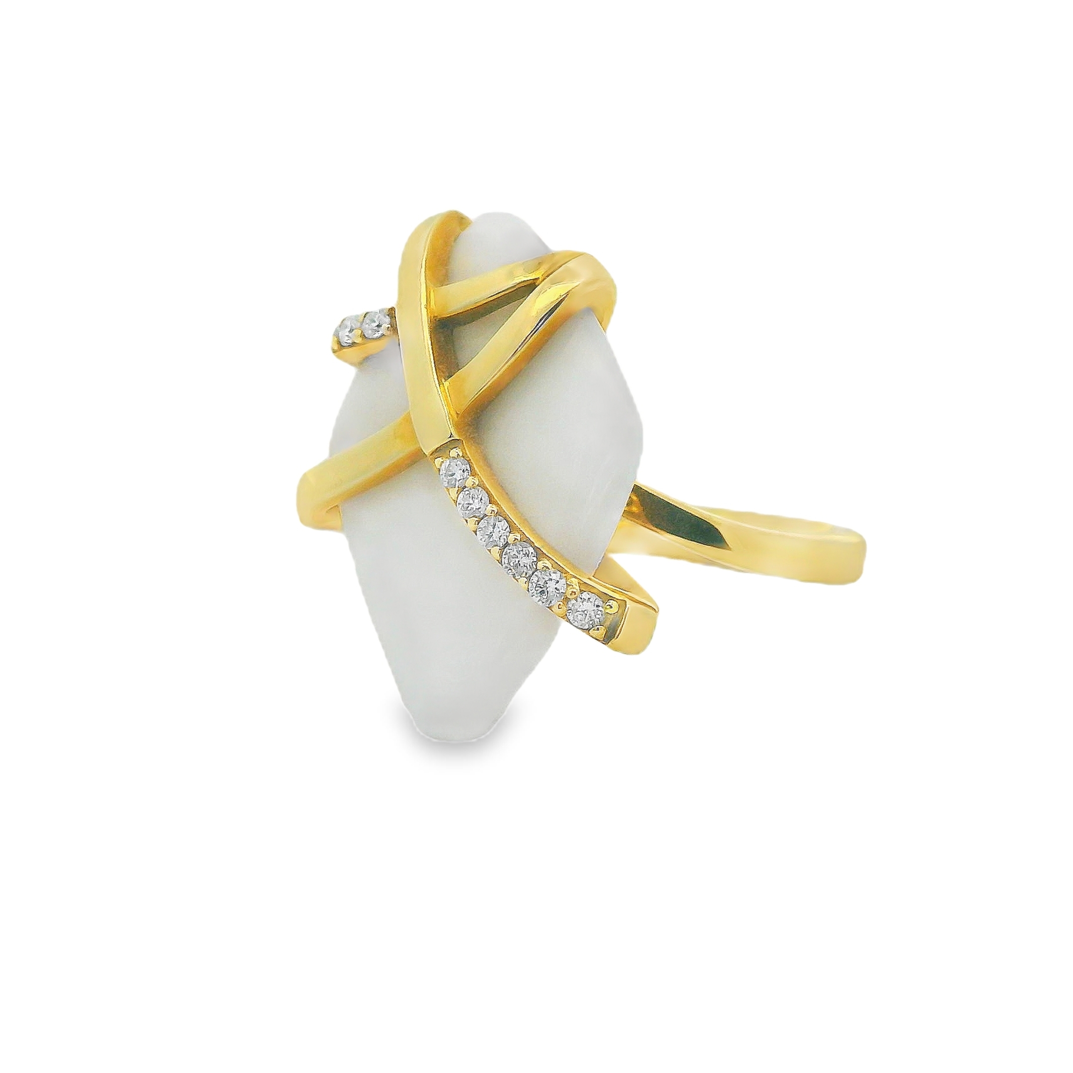 Deze exclusieve ring van Louis Bros is vervaardigd uit 14 karaat geelgoud (6.85 gr.) en is gezet met 1 witte jade en 10 briljant geslepen diamanten met een totaalgewicht van 0.10 ct. De ring heeft een diameter van 22x16 mm. 
Deze unieke ring combineert de natuurlijke schoonheid van witte jade met de sprankeling van diamanten. Het geelgoud vormt een perfecte achtergrond voor de zachte, melkachtige glans van de witte jade, terwijl de diamanten een vleugje luxe en schittering toevoegen. Het elegante ontwerp en de hoogwaardige afwerking maken deze ring tot een tijdloos sieraad dat zowel verfijning als uniciteit uitstraalt. Ideaal voor speciale gelegenheden of als een statementstuk voor dagelijks gebruik, zal deze ring ongetwijfeld bewondering oogsten en een bijzondere aanvulling zijn op elke sieradencollectie.
De ring is verkrijgbaar in meerdere afmetingen.