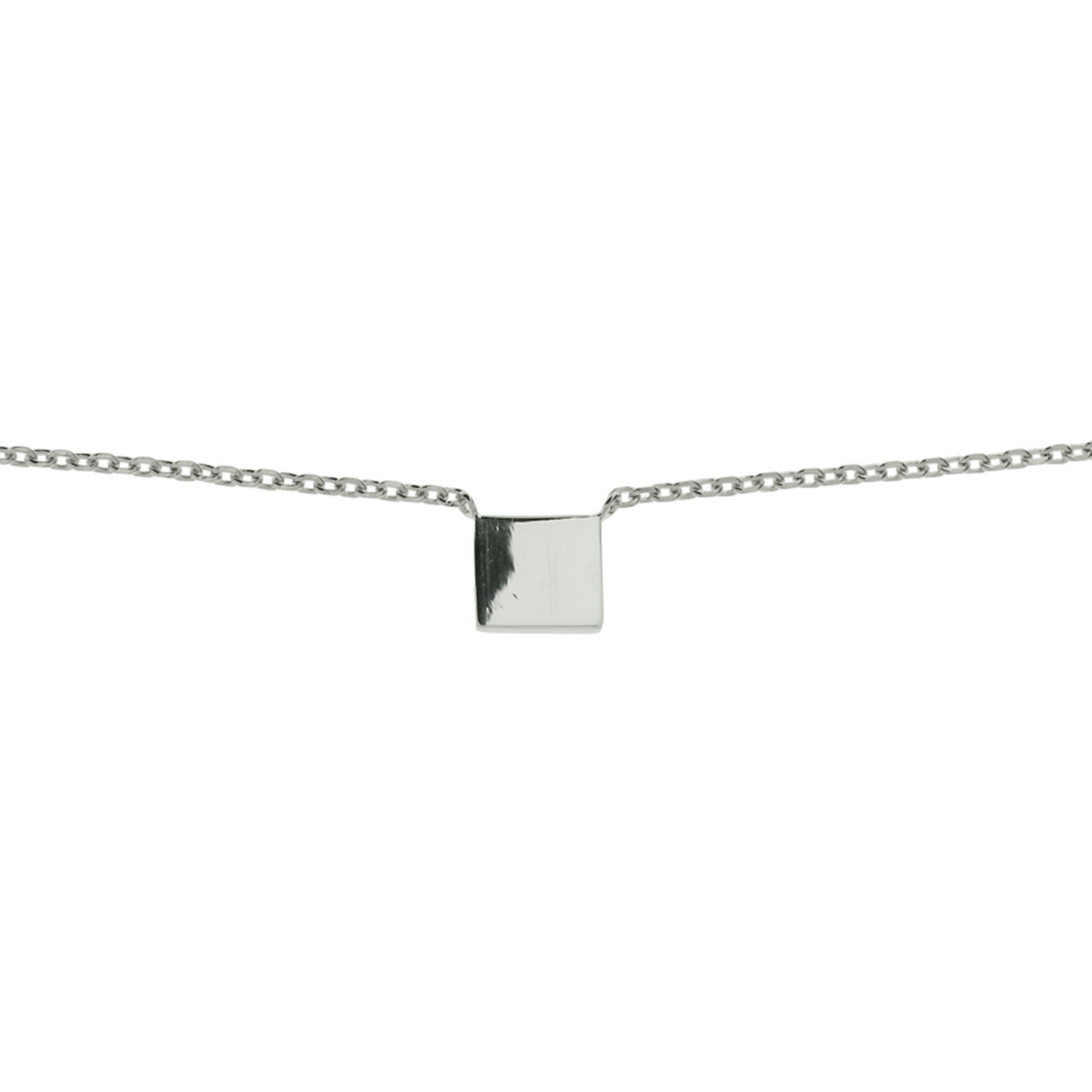 Leuk om 1 of meerdere letters in te graveren.
Gerhodineerd zilveren collier met een vierkantje. De lengte bedraagt 40.5cm met 5cm extensie. 
Breedte: 10.5 mm
Kortste lengte: 40.5 mm
Langste lengte: 45.5 mm
Hoogte: 8 mm