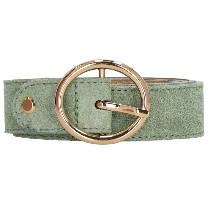 Deze Charm London Anna riem van 95 cm heeft een opvallende pistache groene kleur en is gemaakt van hoogwaardig materiaal. De riem is voorzien van subtiel zilverkleurig hardware met het Charm London logo. Het is een veelzijdig accessoire dat perfect te combineren is met zowel casual als formele outfits. Draag deze riem om je taille te accentueren en je look af te maken.