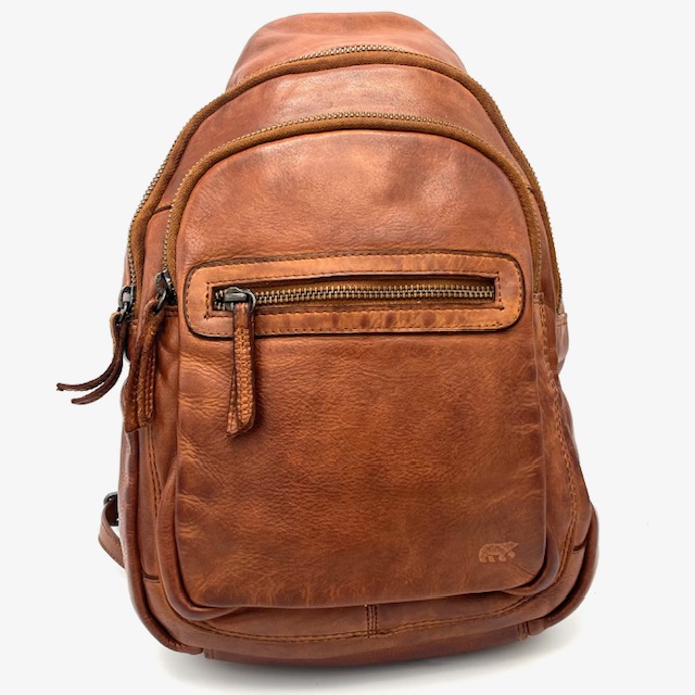 De BearDesign Joy rugtas in Cognac (cl 36413) is een stijlvolle en praktische tas met diverse handige kenmerken. De tas heeft een ruim hoofdvak en meerdere handige opbergvakken, ideaal voor het opbergen van al je essentials. De tas kan op verschillende manieren gedragen worden, zoals als schoudertas of als crossbodytas. De verstelbare schouderband zorgt voor extra comfort tijdens het dragen. Kies voor gemak en stijl met deze trendy BearDesign rugtas!
