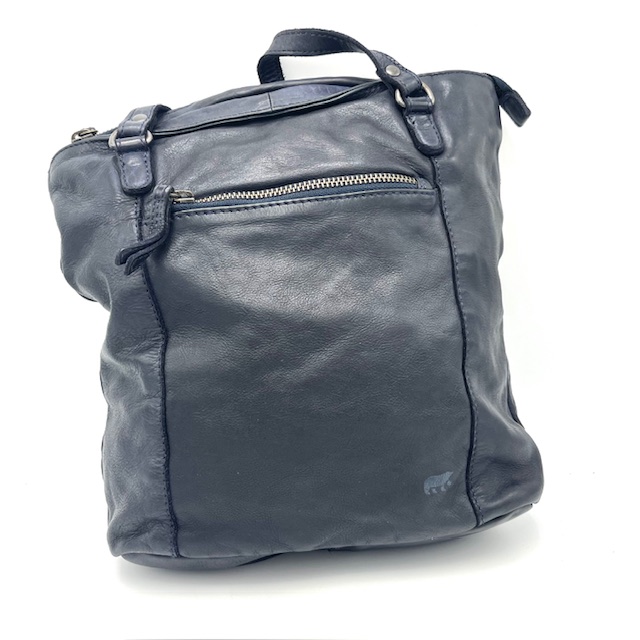 De BearDesign Sandy rugzak in het blauw heeft een compact formaat met een handig voorvak en verstelbare schouderbanden. De tas is gemaakt van stevig materiaal en heeft een vrolijke uitstraling. Draag de rugzak comfortabel op de rug voor een trendy look. Perfect voor dagelijks gebruik of tijdens een uitstapje. Stijlvol en praktisch!
Shopper of rugzak? U kunt kiezen hoe deze soepel lederen tas gedragen dient te worden. Tas is voorzien van toprits, achterrits en voorrits. Binnenkant is									
voorzien van steekvak en binnen ritsvak. 

Afmeting 29 x 24 x 11cm