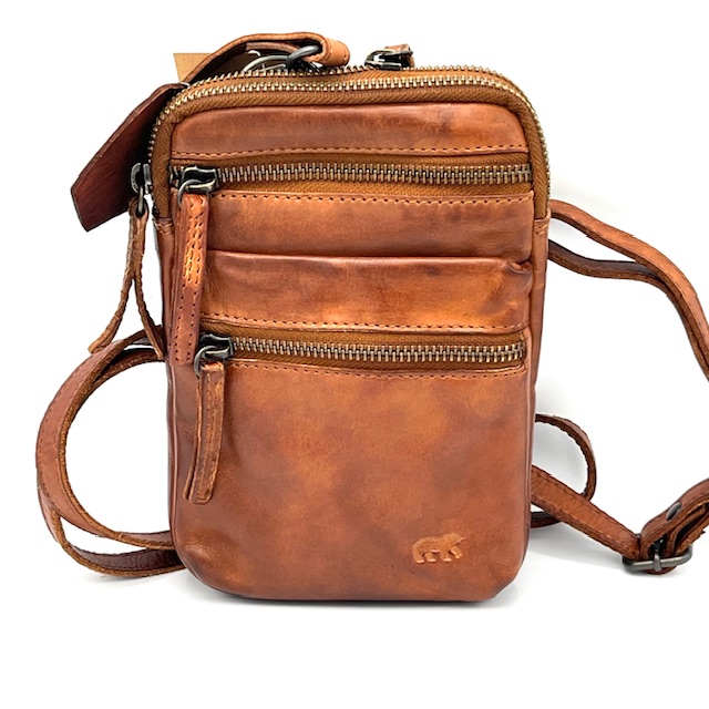 De BearDesign Toni crossbody in Cognac is gemaakt van hoogwaardig leer en heeft een veelzijdig ontwerp met diverse vakjes en een verstelbare schouderband. De tas is ideaal voor dagelijks gebruik en past perfect bij elke outfit. Draag hem crossbody voor extra gemak en stijl. Met deze tas ben je altijd stijlvol onderweg!
Deze BearDesign crossbody tas in cognac heeft een verstelbare schouderband, een ritssluiting en diverse handige vakken voor al je benodigdheden. Draag hem op je heup, schuin over je lichaam of als een normale schoudertas voor een veelzijdige look. De tas is gemaakt van hoogwaardig leer en is perfect voor dagelijks gebruik. Stijlvol en praktisch!
Mooie compacte tas voorzien van twee topritsen, achterrits en voorrits.
Tevens kunt u deze tas vastzetten dmv lus om uw riem door heen te halen. 
Zowel door een dame als heer te gebruiken.


Afmetingen:
Hoogte 20cm x breed 23cm x diep 4cm