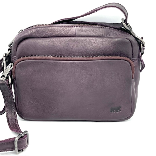 De BearDesign Peggy Plum cp 2663 is een stijlvolle en praktische tas met verschillende handige features, zoals meerdere vakken en verstelbare schouderbanden. Deze tas kan op verschillende manieren gedragen worden, zoals over de schouder of crossbody, waardoor het perfect is voor dagelijks gebruik. Met zijn mooie paarse kleur en hoogwaardige materialen is deze tas een echte blikvanger. Bestel nu en draag hem met trots!