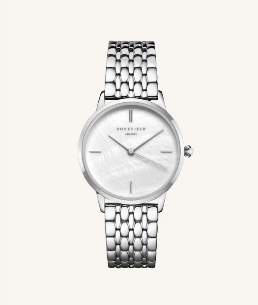 Rosefield lanceert The Pearl Edit — een klassiek horloge met een minimalistische look en een glamoureuze twist. De wijzerplaat is gemaakt van glanzend parelmoer en op de kroon vindt je een pareltje! The Pearl Edit is een slagje groter met een 36mm horlogekast.