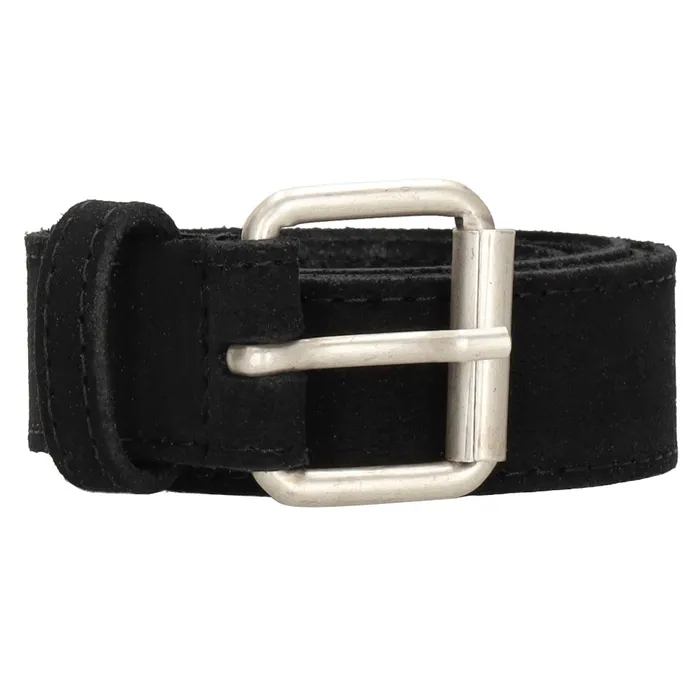 Dit prachtige Hide & Stitches El Paso riem is gemaakt van hoogwaardig zwart leer en heeft een lengte van 85 cm. De riem heeft een klassiek ontwerp met subtiele stiksels en kan perfect worden gecombineerd met elke outfit. Draag hem om je middel met een stoere jeans of over een jurk voor een trendy look. Met de metalen gesp kun je hem eenvoudig verstellen voor de perfecte pasvorm. Deze riem is een must-have accessoire voor elke garderobe!