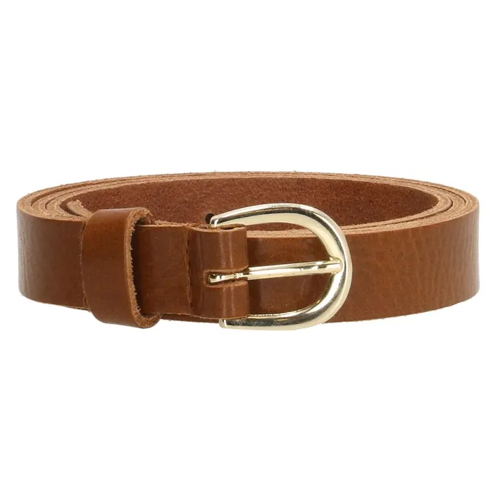 De Hide & Stitches El Paso riem heeft een prachtige cognac kleur en is 95 cm lang. Het is gemaakt van hoogwaardig leer en heeft een stijlvolle uitstraling. De riem kan gedragen worden met zowel casual als formele outfits, waardoor het een veelzijdige accessoire is. Draag het om je taille voor een vleugje elegantie of om je heupen voor een meer relaxte look. Perfect voor elke gelegenheid!