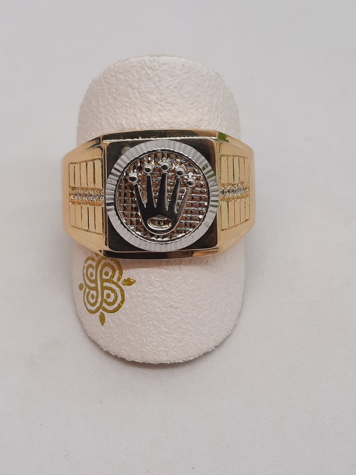 De gouden herenring model 000123 is gemaakt van 14-karaats goud en heeft een juwelformaat van 64. De ring heeft een gouden kleur, waardoor het een klassieke, tijdloze uitstraling heeft. Draag deze elegante ring bij formele en casual gelegenheden om een stijlvolle statement te maken. Perfect als aanvulling op een zakelijke of chique outfit.