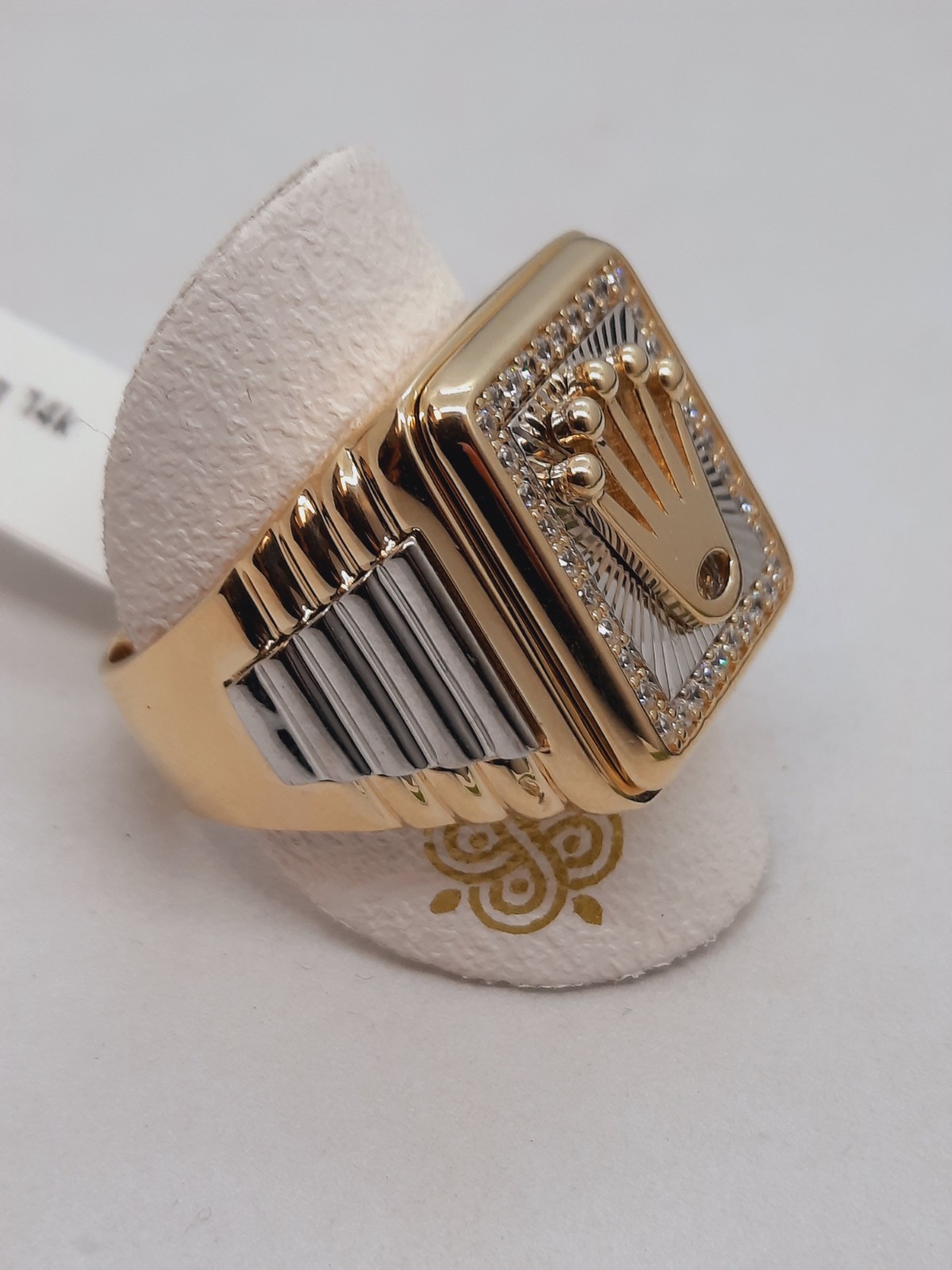 Deze prachtige ring, modelnummer 000124, heeft een gouden kleur en is gemaakt van 14-karaats goud. Met een maat van 64 is het een elegant sieraad voor elke gelegenheid. Draag deze ring op zichzelf voor een verfijnde look, of combineer met andere sieraden voor een gedurfde stijl. Perfect voor zowel dagelijks gebruik als speciale gelegenheden!