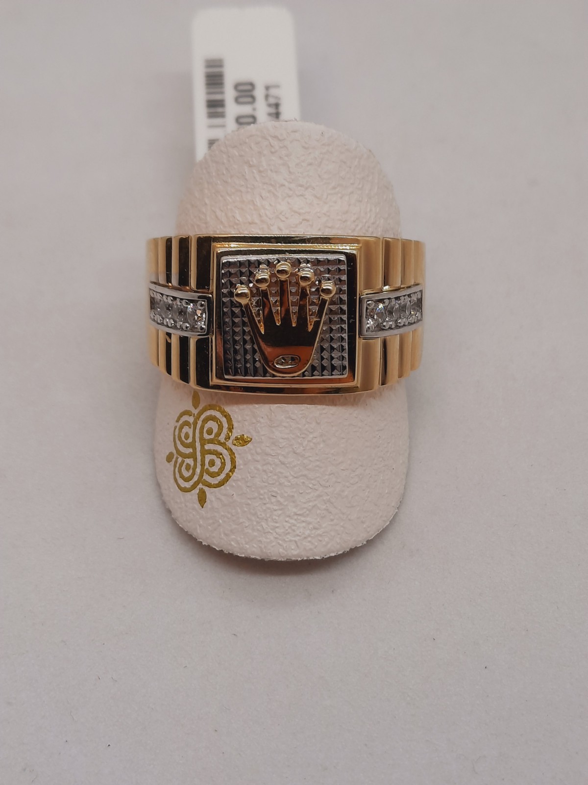 Deze prachtige ring met modelnummer 000125 uit de categorie 'Sieraad' straalt luxe uit. Het is een goudkleurige ring, vervaardigd van 14-karaats goud. De ringmaat is 64. Draag deze verfijnde ring als een statement piece om elke outfit te verfraaien, of combineer het subtiel met andere gouden sieraden voor een elegante look.