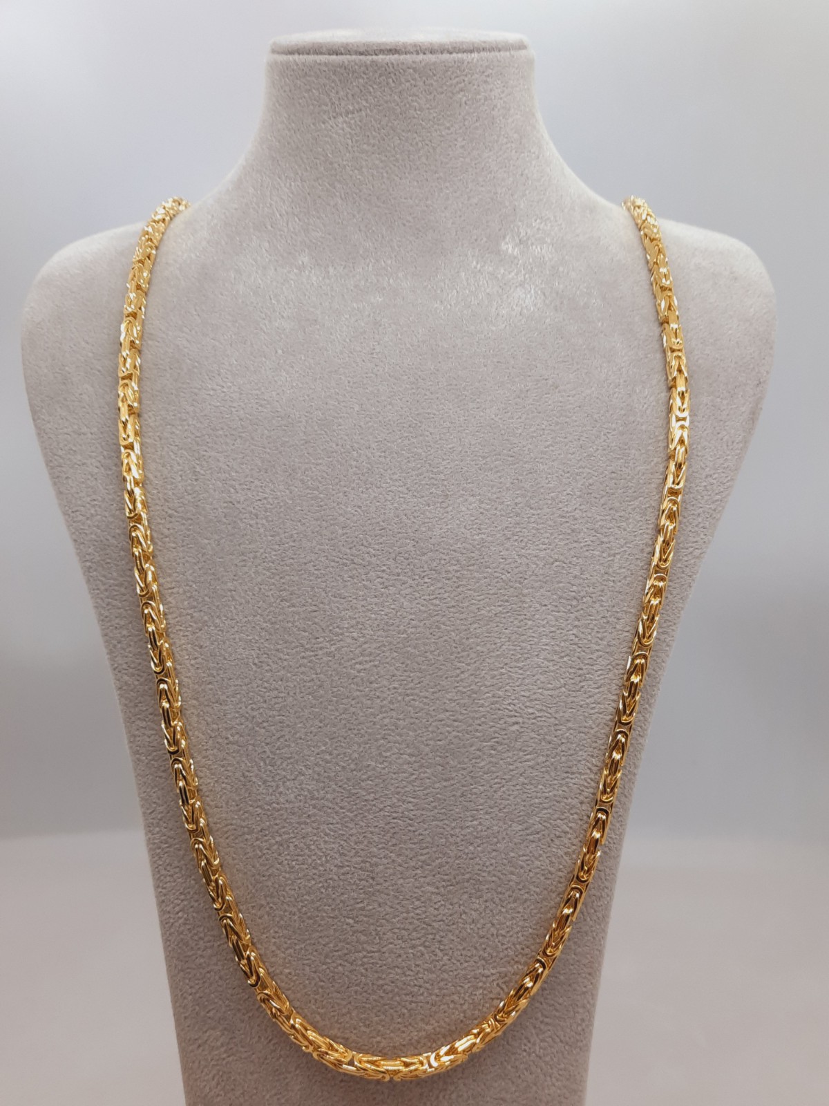De gouden koningsketting 14kt, modelnummer 000129, is een prachtig sieraad met een gewicht van 26,72 gram en een breedte van 2,6 mm. Gemaakt van 14-karaats goud, is het een elegante keuze voor elke gelegenheid. Draag deze ketting solo of combineer met andere gouden sieraden voor een verfijnde, luxe uitstraling. Perfect voor dagelijks gebruik of speciale gelegenheden.