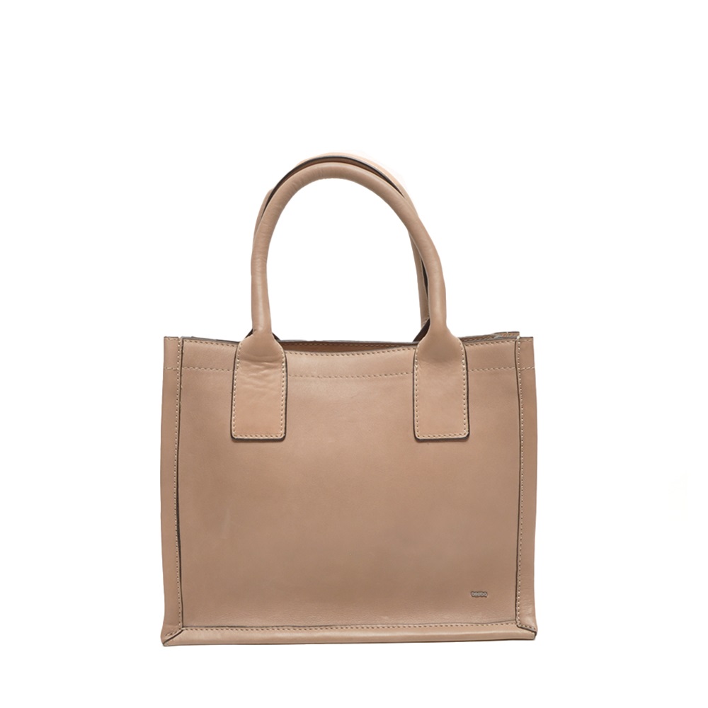 Deze Berba Icons Tote Bag S Tote 885-114 is gemaakt van hoogwaardig leer en biedt veel opbergruimte met meerdere vakken. De tas heeft een minimalistisch design met verfijnde details en een afneembare schouderriem voor veelzijdigheid. Draag de tas over je schouder of in de hand voor een stijlvolle look. Perfect voor dagelijks gebruik of speciale gelegenheden.
Hoogte	23 cm. hoog
Breedte	29 cm. breed