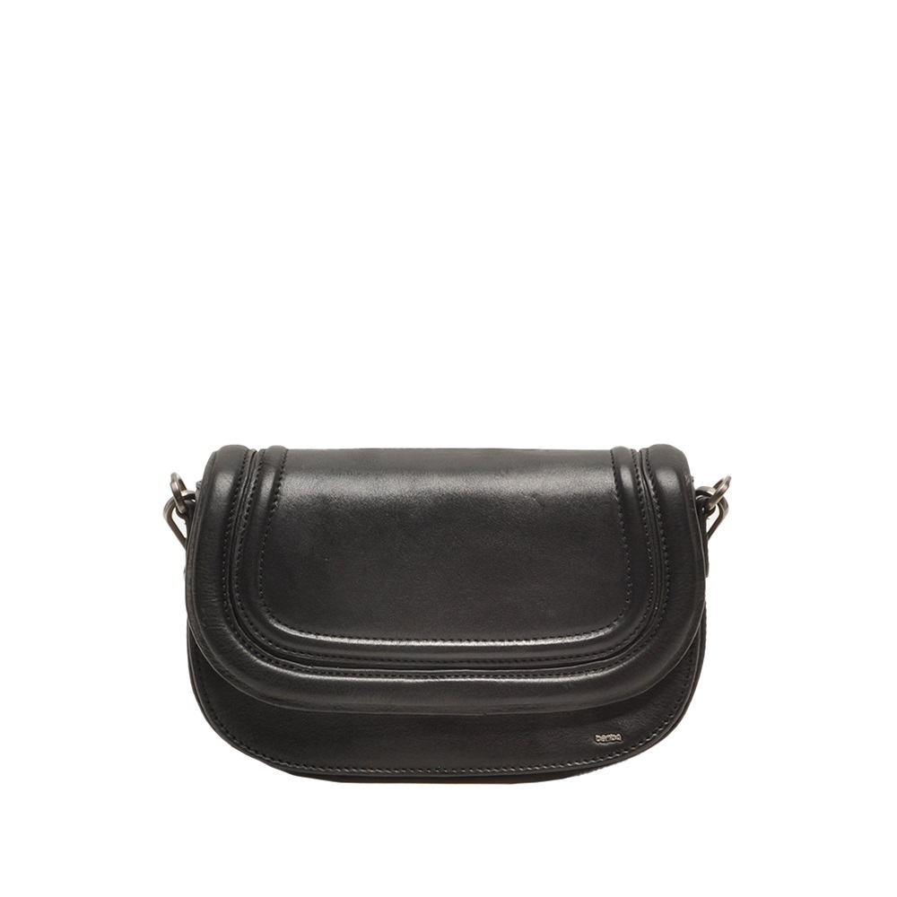 De Berba Icons Flap Pack M Black is voorzien van een flap sluiting en meerdere vakken voor al je spullen. De tas is gemaakt van hoogwaardig leer en heeft een verstelbare schouderriem voor optimaal draagcomfort. Draag de tas crossover voor een trendy en praktische look. Met de Berba Icons Flap Pack maak je altijd een stijlvolle indruk.

Afmetingen: 
15cm hoog
25cm breed