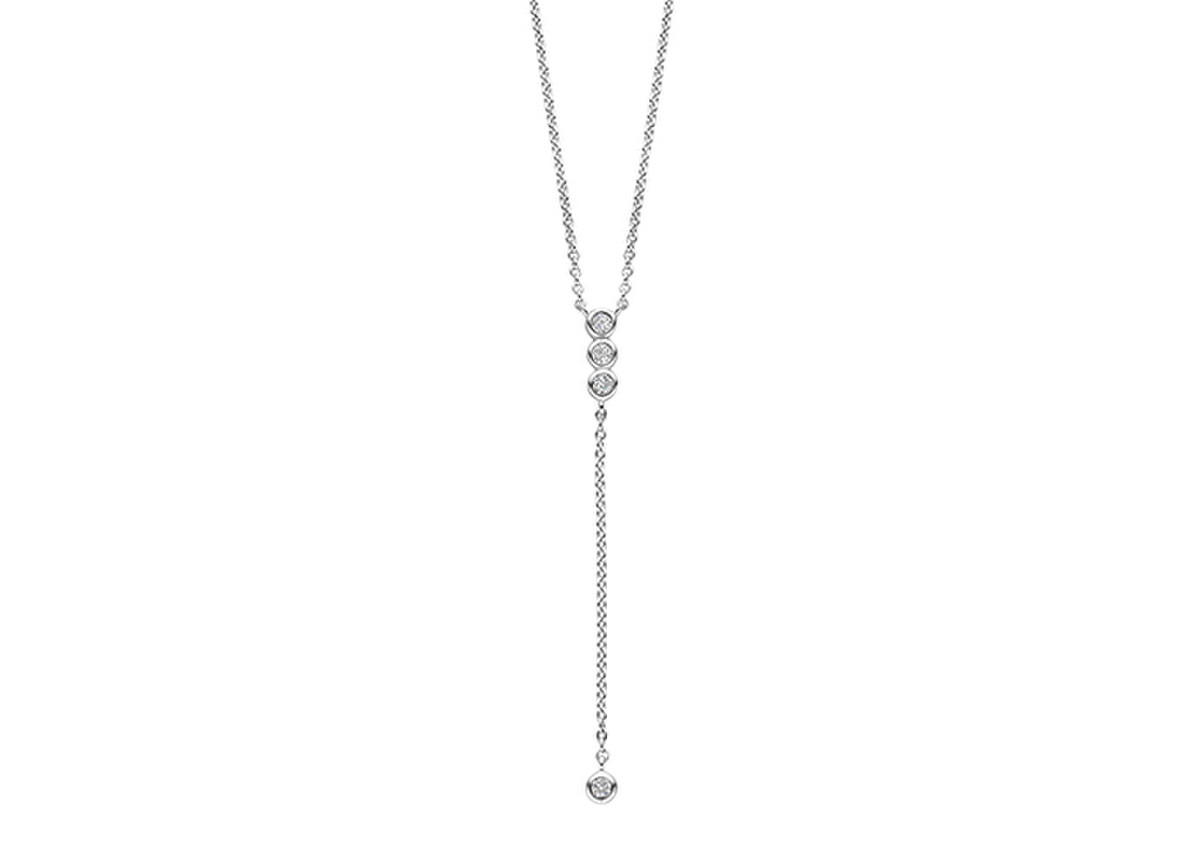 Dit collier is gemaakt van zilver en heeft sprankelende zirkonia-stenen voor een elegante uitstraling. Het collier is 45 cm lang en perfect voor dagelijks gebruik of speciale gelegenheden. Draag het solo voor een subtiele look of combineer het met andere kettingen voor een trendy laagjes-effect. Voeg dit collier toe aan je sieradencollectie voor een vleugje glamour.