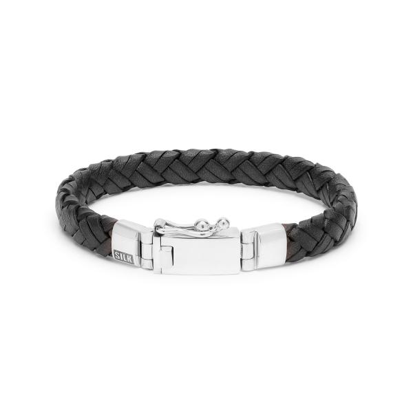Ontdek nu de prachtige Balinese gevlochten zwarte leren armband uit de nieuwste collectie van SILK Jewelry. Met zijn iconische sluiting straalt deze armband vakmanschap en stijl uit. Combineer hem met robuuste ontwerpen uit onze Double Fox-collectie, zoals de 250 armband, met een geweven schakelstructuur die een prachtige halfronde vorm creëert en zeer comfortabel te dragen is. De sluiting van de armband is ideaal voor personalisatie met jouw eigen gravure.